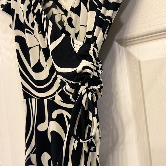 Black and white faux wrap v neck dress - Picture 4 of 8